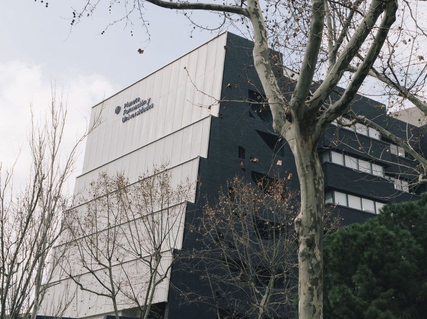 Personas trabajando con tecnología educativa